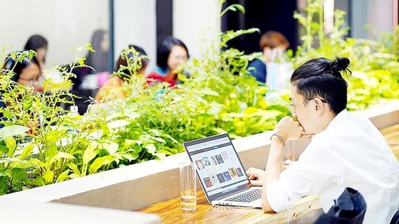 Ngồi nhà làm việc đa quốc gia