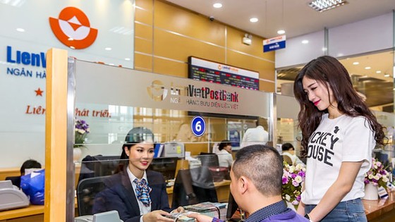 Khách hàng giao dịch tại LienVietpostBank. Ảnh: VIẾT CHUNG