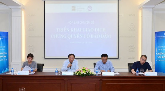 Đại diện Lãnh đạo các cơ quan quản lý trả lời các câu hỏi của nhà báo.