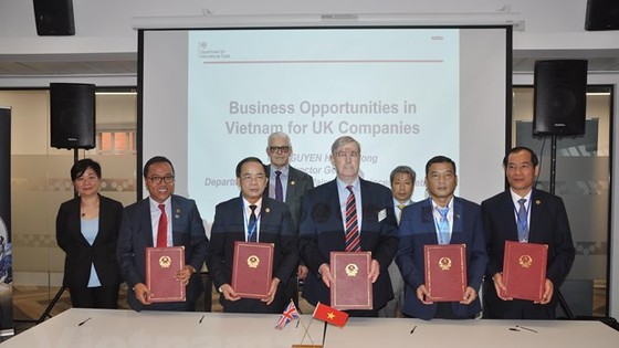 Lễ kỹ MoU hợp tác giữa Hiệp hội doanh nghiệp Anh tại Việt Nam với Cục Ngoại vụ, Bộ Ngoại giao và các tỉnh Lạng Sơn, Yên Bái và Đắk Lắk. (Ảnh: Đình Thư/Vietnam+)