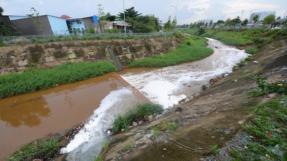 TPHCM và Bình Dương phối hợp xử lý ô nhiễm kênh Ba Bò