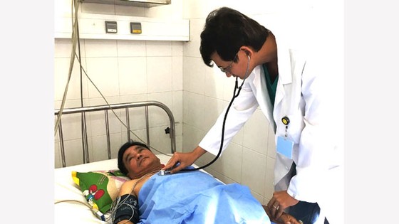 Bác sĩ thăm khám cho bệnh nhân người Singapore sau khi cấp cứu thành công