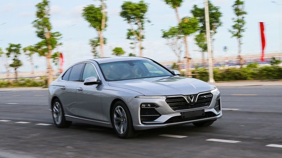 Vinfast lái thử xe Lux cùng chuyên gia quốc tế