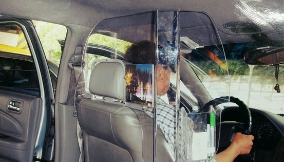 Vách ngăn tài xế và hành khách trên taxi