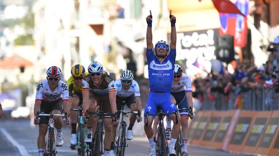 Julian Alaphilippe ăn mừng sau chiến thắng ở Milan-San Remo