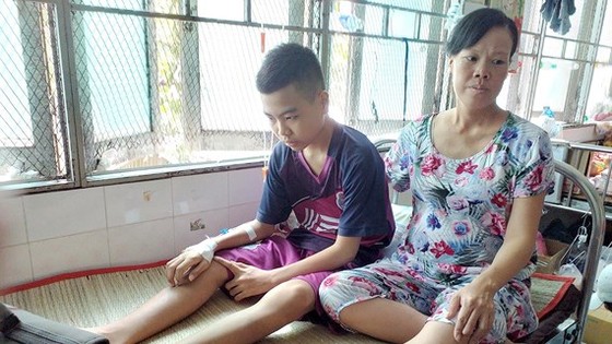 Trao tiền bạn đọc giúp mẹ con chị Thoa