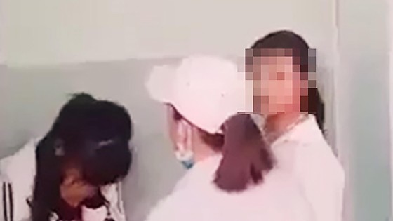 Nữ sinh Y. bị đánh hội đồng trong nhà vệ sinh. Ảnh cắt từ clip