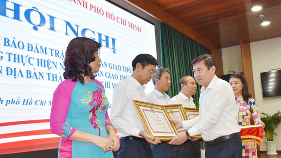 Chủ tịch UBND TPHCM Nguyễn Thành Phong trao tặng bằng khen cho các đơn vị tại hội nghị