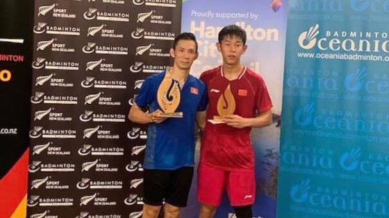 Nguyễn Tiến MInh (trái) với phần thưởng vô địch.