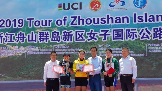 Thu Mai trên bục nhận áo vàng.
