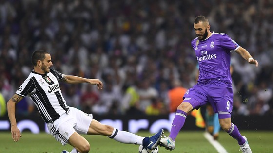 Juventus (trái, Leonardo Bonucci) dù thua trận chung kết Champions League nhưng vẫn kiếm nhiều hơn Real Madrid (Karim Benzema) đến 20 triệu EUR. Ảnh Getty Image.