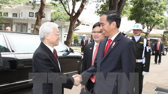 Indonesian President Joko Widodo (R) welcomes Party General Secretary Nguyen Phu Trong on August 23 (Photo: VNA)