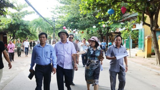 Leaders of Hoi An inspect facilities and works on Nguyen Thi Minh Khai Street to serve the “Vietnam-Japan friendship cultural space” event. (Photo: Sggp)