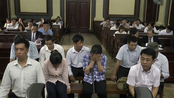 Former VN Pharma’s chairman of the Board of Directors cum general director Nguyen Manh Hung (right, first line), former director of H&C International Marine Trade Company Vo Manh Cuong (left, first line) and seven other defendants are at the appeal court