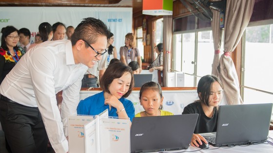 Ông Vũ Minh Trí, Tổng Giám đốc Microsoft Việt Nam tham dự khởi động dự án Con đường mơ ước