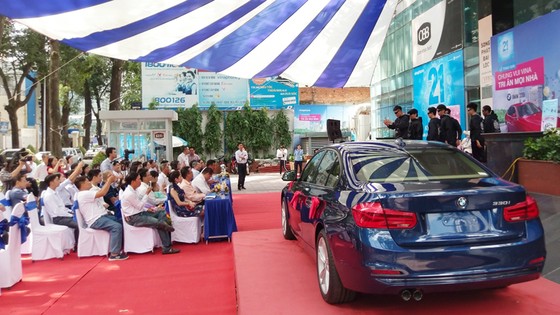 Chiếc xe hơi BMW 330i cho khách hàng Ngô Duy Tân