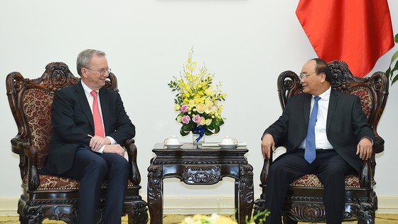 Thủ tướng Nguyễn Xuân Phúc tiếp ông Eric Schmidt, Chủ tịch điều hành Tập đoàn Alphabet (công ty mẹ của Google). Ảnh: VGP