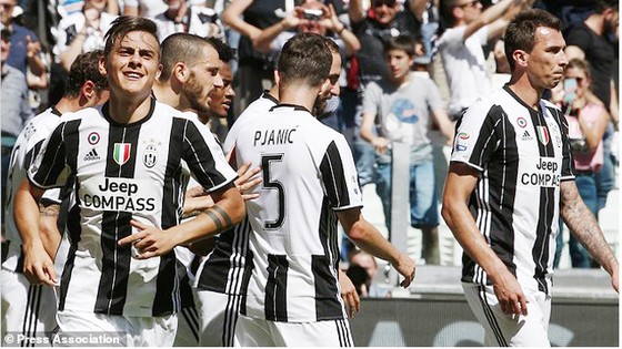 Niềm vui của các cầu thủ Juventus trong trận đấu với Crotone. Ảnh: Dailymail