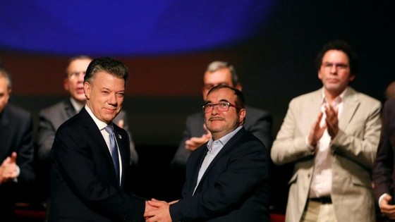 Tổng thống Colombia bắt tay lãnh đạo nhóm FARC trong lễ ký kết thoả thuận hoà bình năm 2016. Ảnh REUTERS