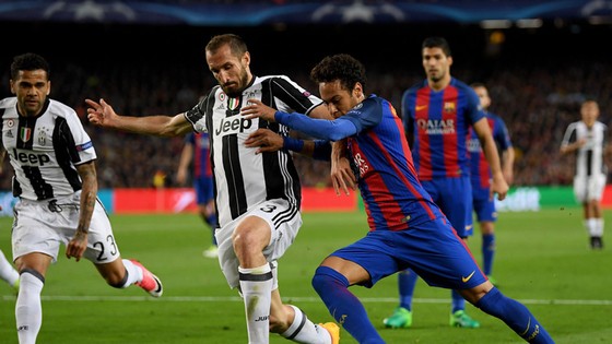 Dani Alves (bìa trái) và Giorgio Chiellini (giữa), những cầu thủ đã ngoài 30 tuổi trong đội hình Juventus.