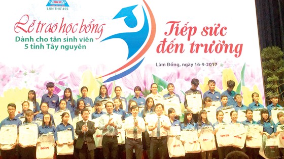 Các tân sinh viên khu vực Tây Nguyên đón nhận học bổng