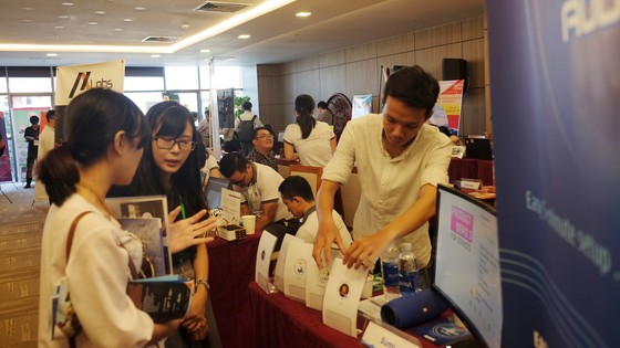 Nhiều sản phẩm đổi mới sáng tạo được trưng bày tại triển lãm Khởi nghiệp Đà Nẵng SURF 2017.