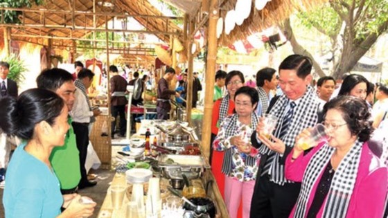 Khách tham quan gian hàng ẩm thực tại lễ khai mạc Liên hoan “Ẩm thực đất phương Nam"