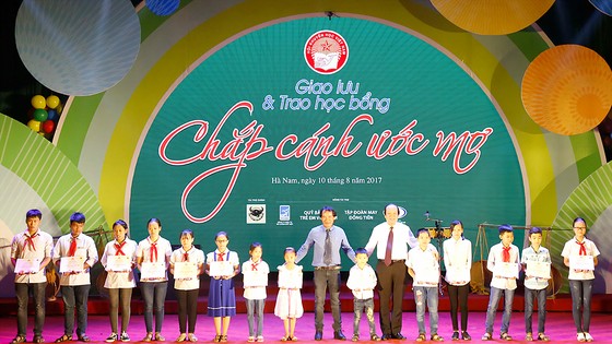 Bộ trưởng, Chủ nhiệm Văn phòng Chính phủ Mai Tiến Dũng và ông Lê Quốc Phong trao học bổng tặng học sinh nghèo Hà Nam Ảnh: PHAN NAM