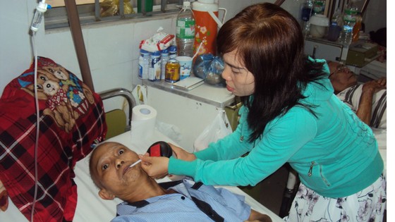 Anh tình đang điều trị tại Khoa Ung bướu Bệnh viện Đa khoa tỉnh Khánh Hòa