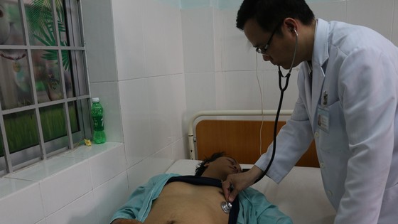 Ăn cá hồng, 10 người trong một gia đình nhập viện
