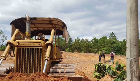 Chiếc xe xúc được cho là đã san ủi mộ vợ một vị vua triều Nguyễn