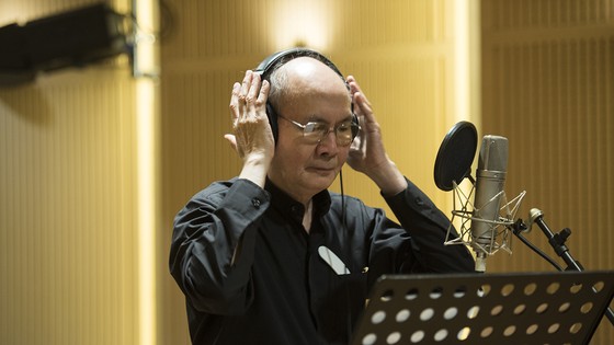 Nhạc sĩ Vũ Thành An trong phòng thu album mới. Ảnh: PHẠM HOÀI NAM