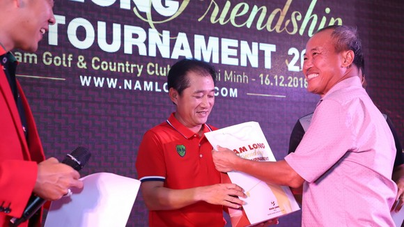 Ông Nguyễn Xuân Quang (phải) trao giải cho golf thủ.