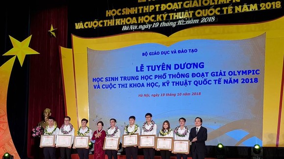 Các em đoạt HCV nhận bằng khen của Thủ tướng Chính phủ