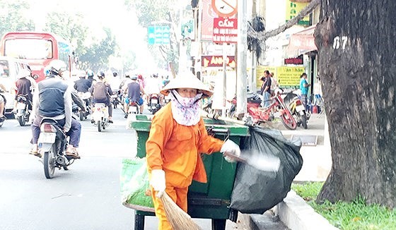 Công nhân quét đường vẫn phải vất vả với chiếc chổi tre và xe đẩy thô sơ
