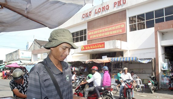 Kim Thai is selling lottery tickets (Photo: SGGP)