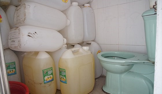 Containers of food are placed in toilet (photo: SGGP)