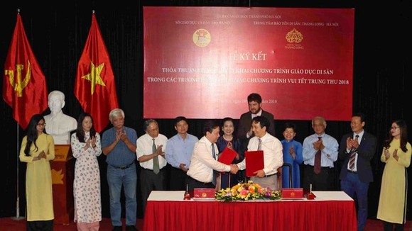 The city’s Education and Training Department and the Thang Long-Hanoi Heritage Conservation Centre sign the agreement on September 19 (Photo: VNA)