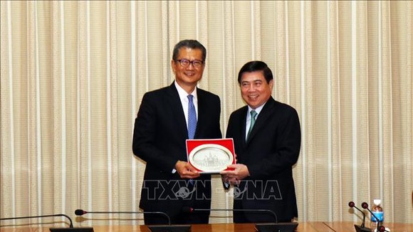 Chairman Nguyen Thanh Phong and Financial Secretary of the Hong Kong Special Administrative Region Paul Chan Mo-po (Photo: http://tphcm.dangcongsan.vn)