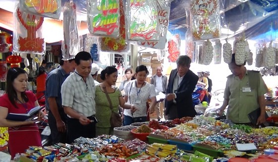 INspectors visit a market for food safety (Photo: SGGP)