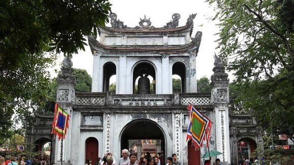 Tourists visit Temple of Literature - a tourist attraction in Hanoi (Source: VNA)