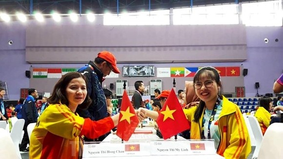 Nguyen Thi My Linh (R) and her Vietnamese teammate at a game of the 2018 Asian Para Games (Photo: hcmcpv.org.vn)