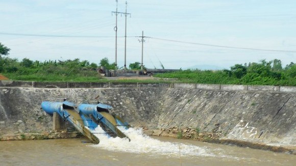 The Cau Do water plant pours fresh water into its system before supplying water to residents in Da Nang (Photo: VNA)
