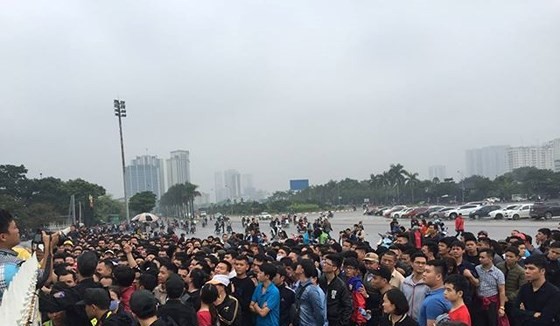 Thousands of Vietnamese football fans queue up in front of My Dinh National Stadium