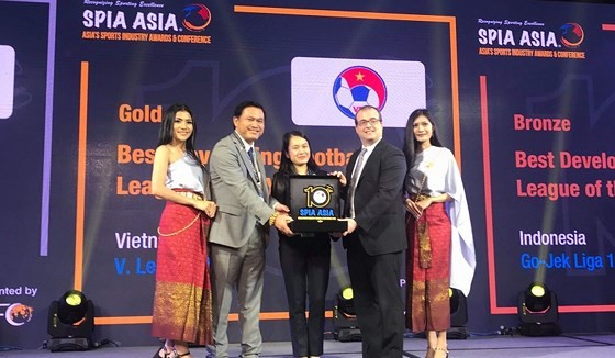 Chairman of the Vietnam Professional Football (VPF) Tran Anh Tu (the second from the left) receives the awards from SPIA Asia