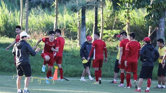 Vietnamese players train ahead of the AFF Cup final (Photo: VNA)