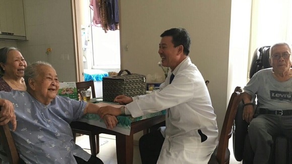 Bác sĩ đến tận nhà thăm khám cho người bệnh