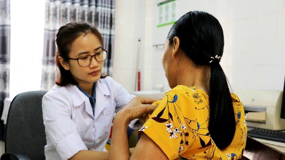 Bác sĩ đang thăm khám cho bệnh nhân mắc ung thư vú