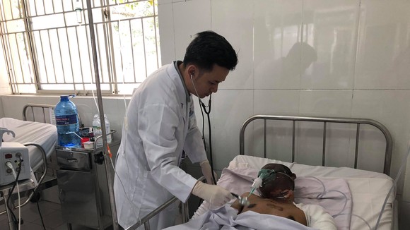 Bác sĩ đang chăm sóc và điều trị cho bệnh nhân