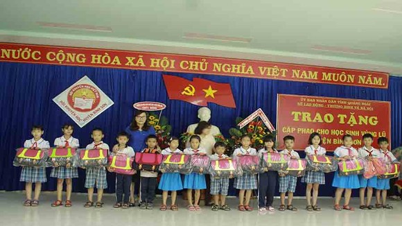 Trao tặng cặp phao cho học sinh vùng lũ